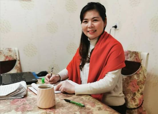 德澤生輝戰(zhàn)“疫”情：南陽(yáng)女教師手寫6萬(wàn)字50封信激勵(lì)學(xué)生