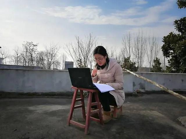 南陽(yáng)一完初中部女老師，在村子里找方法上網(wǎng)課